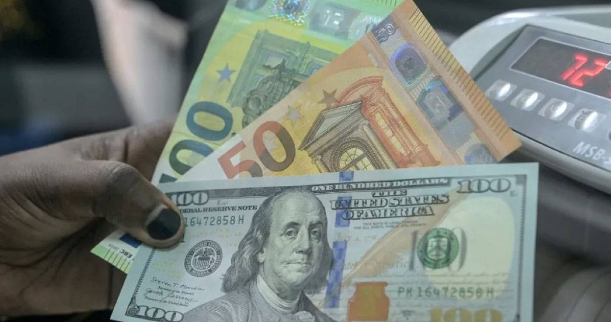 الدولار بلغ أدنى مستوياته مقابل اليورو منذ أكثر من ثلاث سنوات