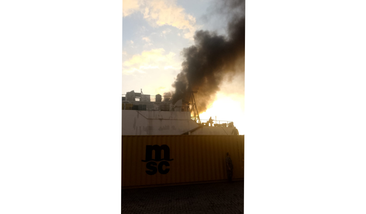 الدفاع المدني يُخمد حريقًا على متن سفينة والأضرار مادية.