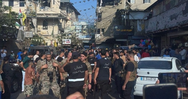 الجيش باشر بتنفيذ المرحلة الأولى من قرار الحكومة سحب السلاح الفلسطيني من المخيمات .