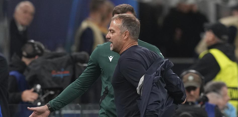 برشلونة يطالب الإتحاد الأوروبي لكرة القدم بتوضيحات عن سبب إيقاف المدرّب هانزي فليك .