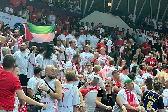 رفع علم فلسطين واحتجاجات ضد مشاركة منتخب الكيان الصهيوني في بطولة أوروبا لكرة السلّة .