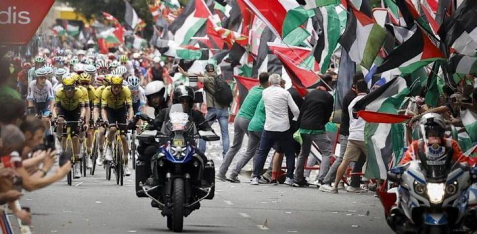وزير خارجية إسبانيا يؤيد طرد الفريق الصهيوني من مسابقة طواف إسبانيا للدراجات .