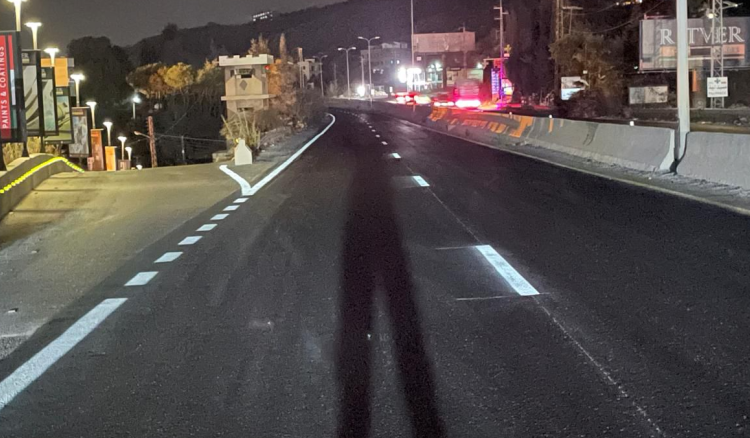 وزارة الاشغال باشرت تنفيذ أعمال تخطيط الطرق على الأوتوستراد الساحلي.