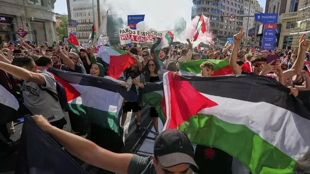 سباق طواف إسبانيا للدراجات يتعطل في مرحلته الأخيرة ويتحوّل إلى مظاهرة مؤيدة لفلسطين .