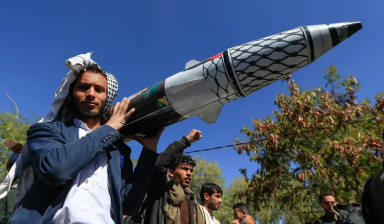 إصابة سفينة بمقذوف قبالة اليمن.