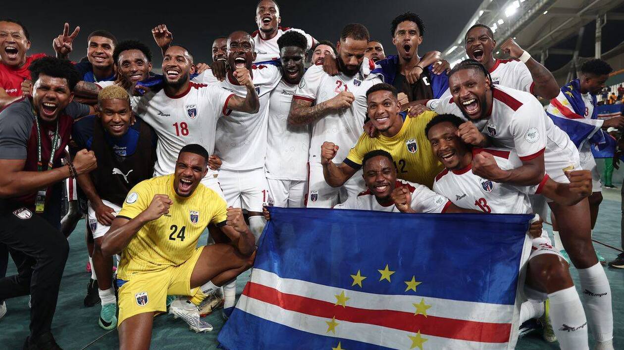 الرأس الأخضر أصغر بلد في تاريخ كأس العالم ينجح في الصعود إلى النهائيات .