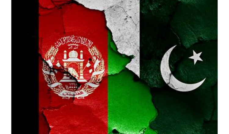 باكستان وأفغانستان تعلنان قتل عشرات الجنود في مواجهات حدودية.