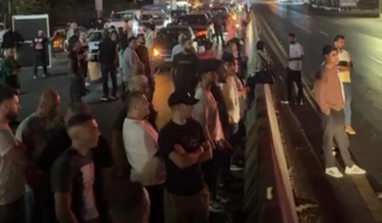 اقفال اوتوستراد الخط الساحلي بين الدامور وبيروت، احتجاجاً على قرار قضائي .