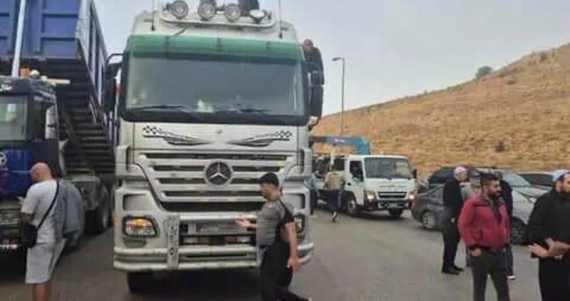 أصحاب الشاحنات ما زالوا يقطعون مفترق فالوغا باتجاه بيروت والمواطنون العالقون يناشدون فتح الطريق