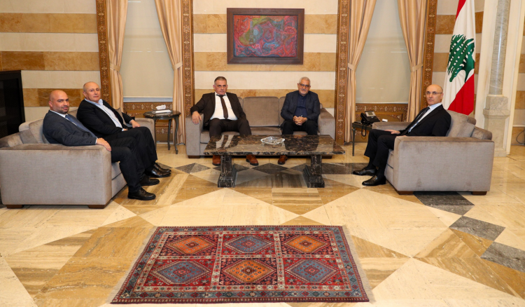 وزير الداخلية بحث مع عطية وآلان عون في شؤون إنمائية وخدماتية.