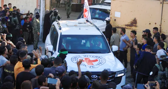 الصليب الأحمر تسلّم رفات أحد الرهائن الأربعة في غزة.