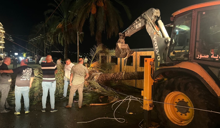 تضرر شبكة كهرباء الكورنيش البحري في صور بسبب الرياح والأمطار الغزيرة.