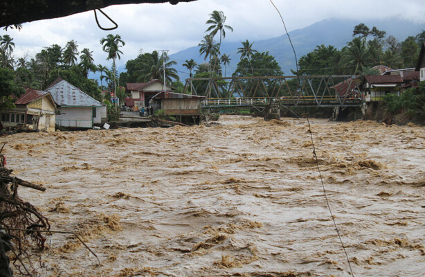 حصيلة الفيضانات في إندونيسيا تتخطى الألف قتيل