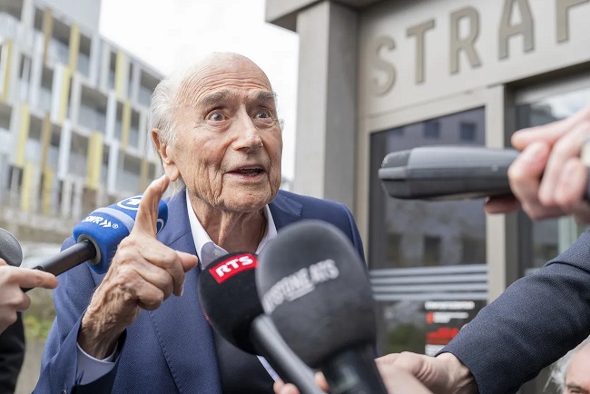 الرئيس السابق للإتحاد الدّولي لكرة القدم , سيب بلاتر , ينصح بعدم السفر إلى الولايات المتحدة لحضور مباريات كأس العالم .