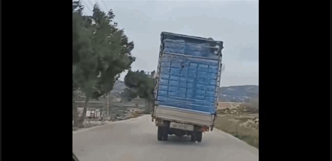 اليازا: إنقلاب شاحنة في صور بسبب زيادة الحمولة وارتفاعها وقوة الرياح