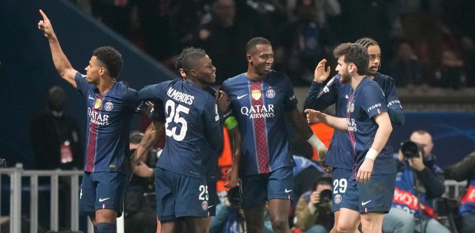 دوري أبطال أوروبا , ختام الملحق المؤهّل لدور ال16 : خروج يوفنتوس ودورتموند , وتأهّل مع معاناة لحامل اللقب .