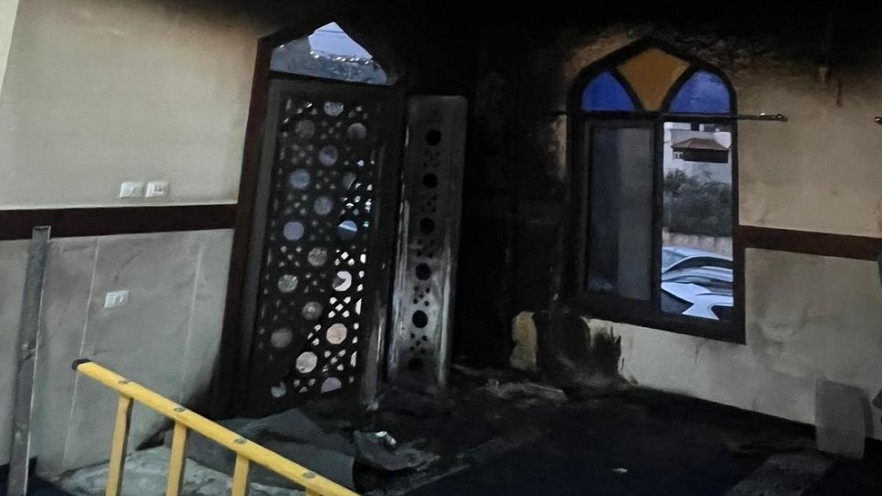 مستعمرون أحرقوا مسجدا وخطوا شعارات عنصرية غرب نابلس