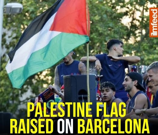 لاعبو برشلونة يرفعون علم فلسطين أثناء احتفالهم باللقب 29 في بطولة الدّوري .
