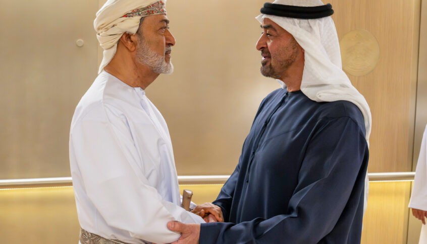 سلطان عمان في أبو ظبي ويلتقي محمد بن زايد