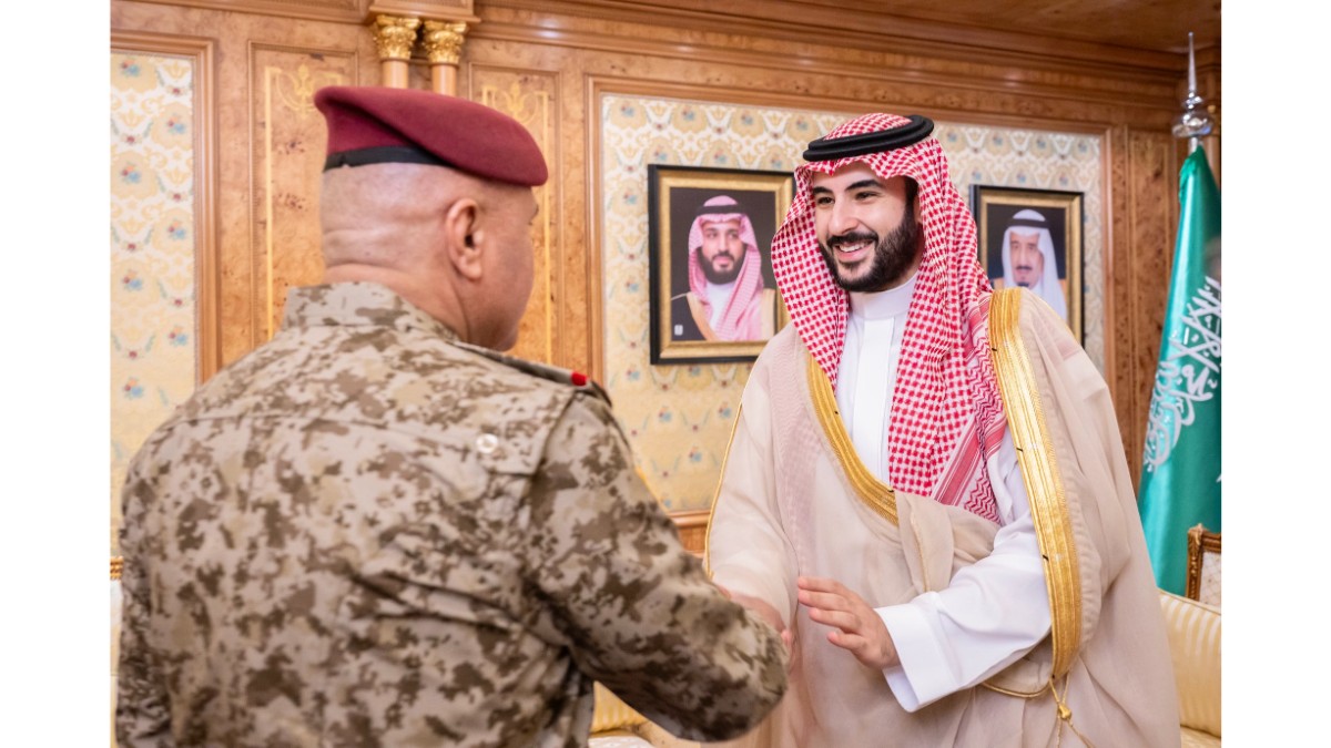 وزير الدفاع السعودي استقبل مدير مكتب قائد القوات المسلحة العراقية وتأكيد اهمية التعاون والتنسيق