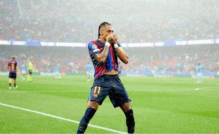 المعلّقون الرياضيون يشيدون بتطوّر أداء رافينيا مع برشلونة .