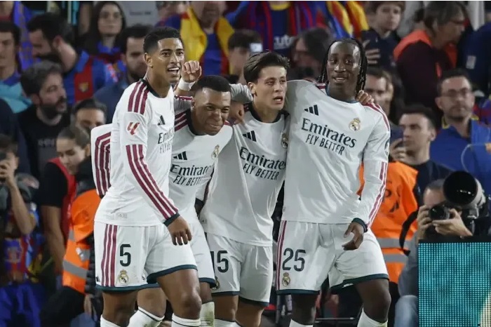 ريال مدريد يُسقط برشلونة ويُشعل المعركة على صدارة الترتيب .