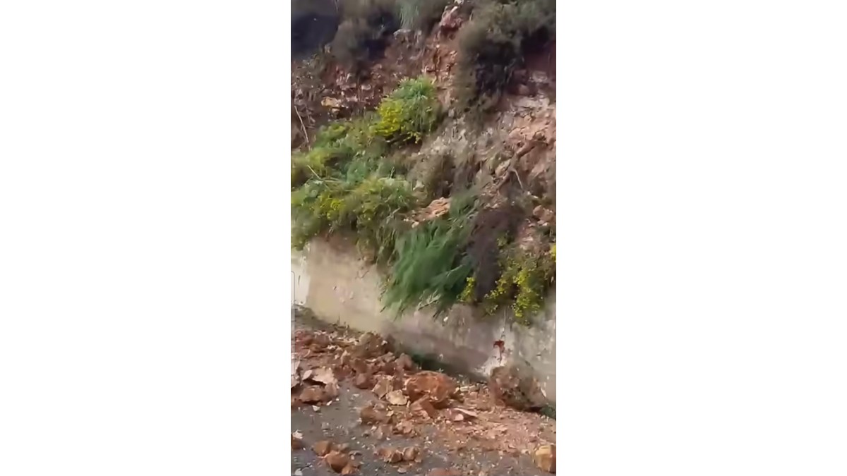 الأمطار تسببت بانهيار جزء من الجبل المحاذي لطريق الهيكلية باتجاه ضهر العين الكورة