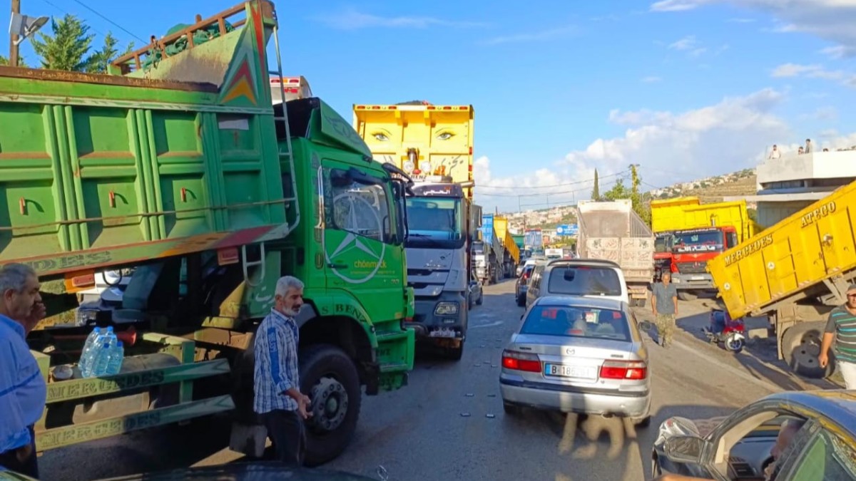 الجيش فتح طريق الضنية طرابلس بعد قطعها من أصحاب شاحنات نقل البضائع والمواد الأولية