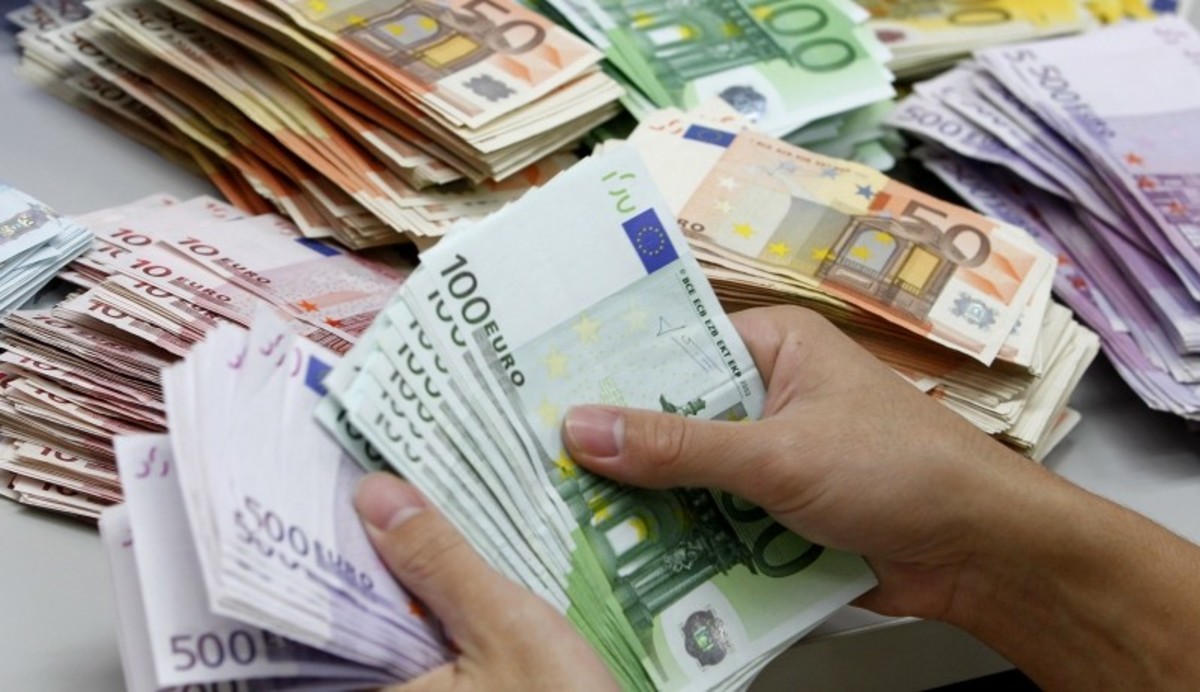 اليورو ينخفض إلى 1.12 دولار ويقترب من أدنى مستوى له منذ 17 شهراً